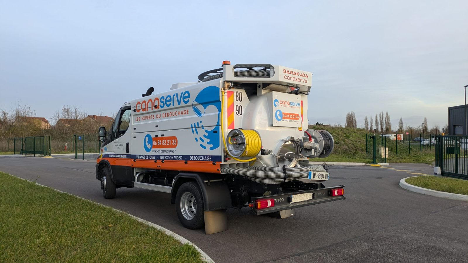 Visuel Canaserve illustrant une intervention de débouchage de canalisation